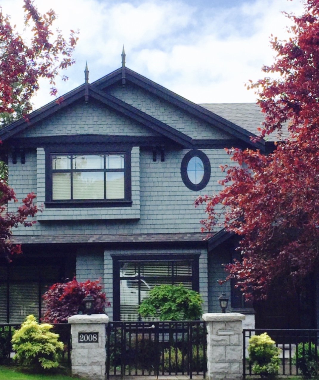 Shingle siding with round window